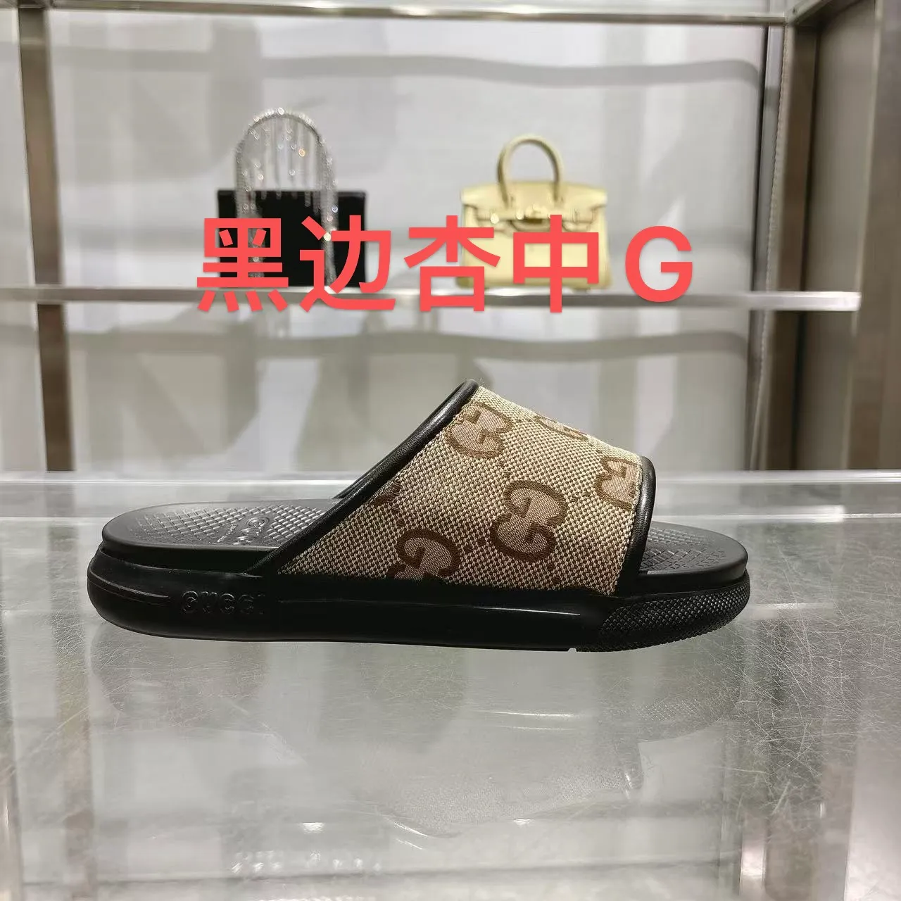 p400🐮🐮New summer men's slip-on slippers. Inspired by the summer spirit and beach clubs of the Italian coast, this piece is part of Gucci Lido. The Pre-Fall collection reinterprets the brand's signature elements and sophisticated patterns in a contemporary way. Made from black rubber, these flat sandals feature a slip-on design that reinterprets the brand's distinctive green and red web design. GG Classic Upper Men's Molded Rubber Footbed Gucci Logo Flat Made in Italy Size: Men's 40 to 47,